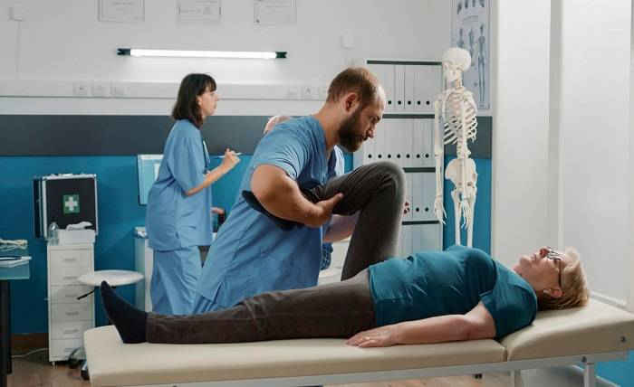 What to Expect During a Surgeon Consultation Before Knee Replacement Surgery(图1)