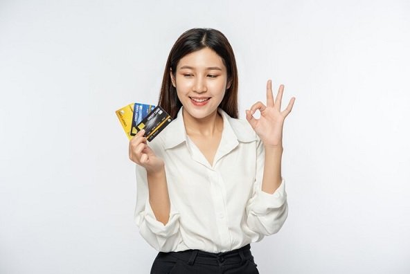 The Symphony of Credit Cards in Singapore: Embracing Responsible Financial Mastery  (图1)